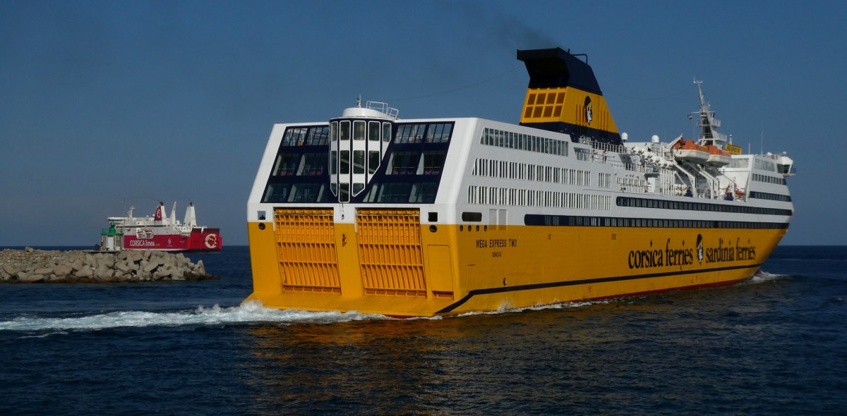 Les d&eacute;parts successifs de Bastia du Paglia Orba de la Corsica Linea et du Mega Express Two de la Corsica Ferries, en juillet 2025 ; photo : Romain Roussel