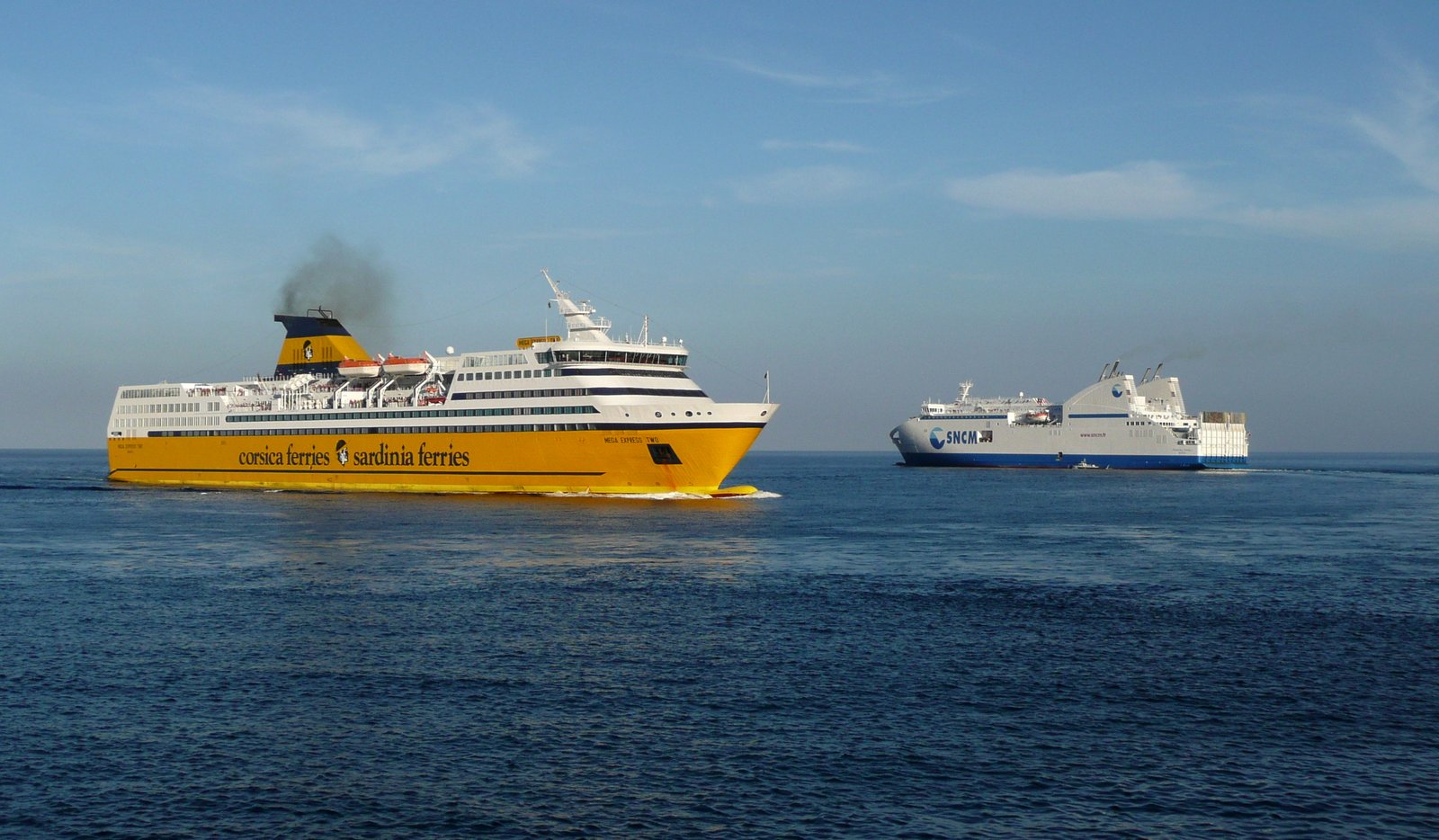 Le Mega Express Two de la Corsica Ferries croise le Pascal Paoli de la SNCM &agrave; la sortie du port de Bastia en ao&ucirc;t 2012 ; photo : Romain Roussel