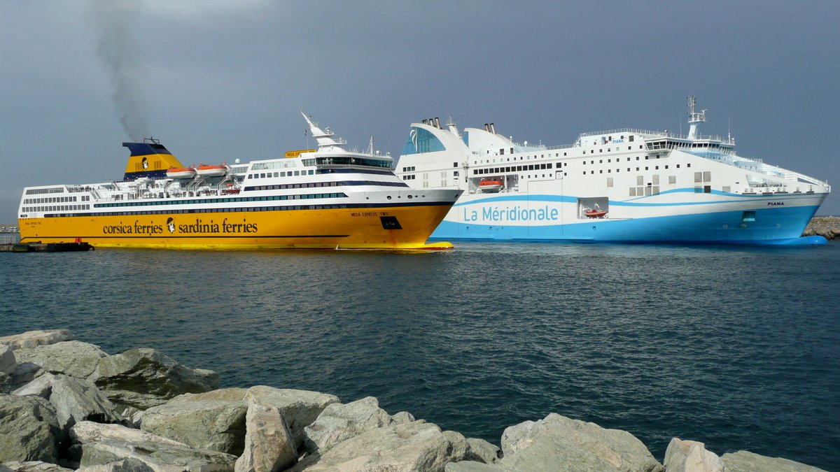 Le Mega Express Two de la Corsica Ferries longe le Piana de La M&eacute;ridionale &agrave; Bastia, en ao&ucirc;t 2012 ; photo : Romain Roussel.