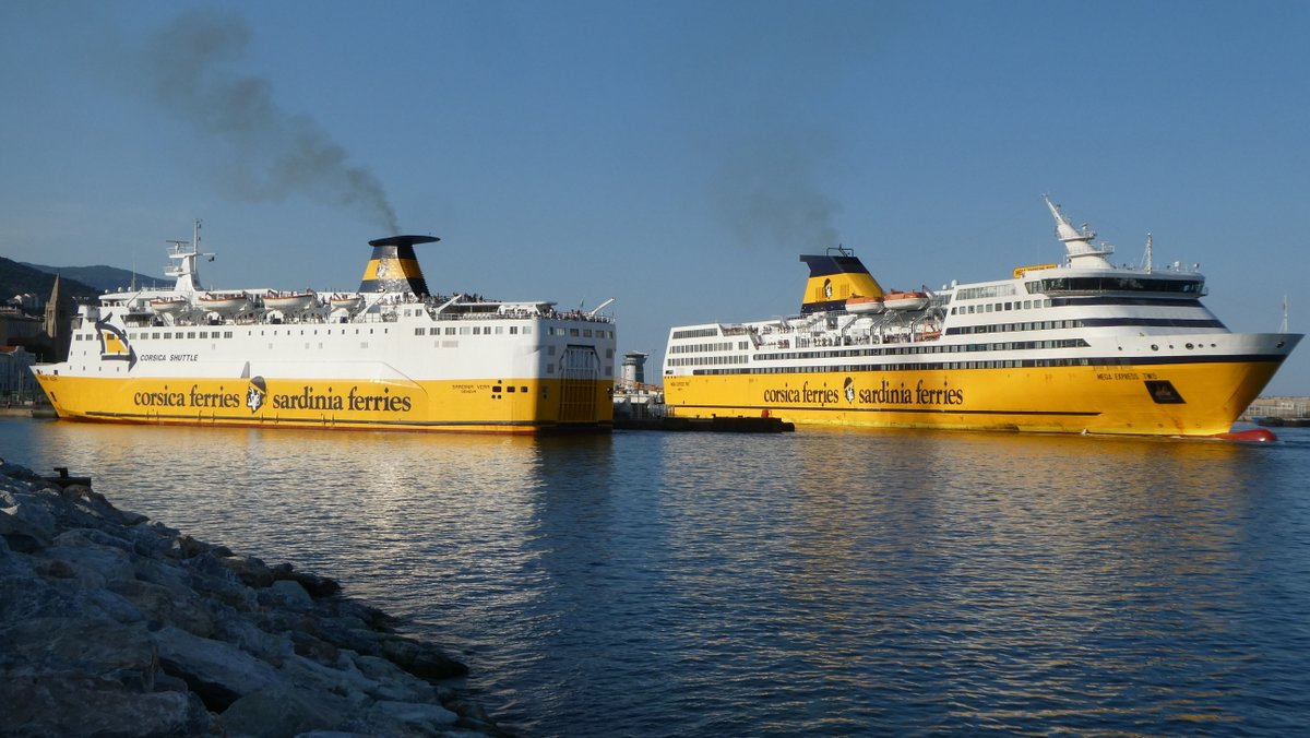 Les Sardinia Vera et Mega Express Two de la Corsica Ferries &agrave; Bastia, en ao&ucirc;t 2022 ; photo : Romain Roussel.