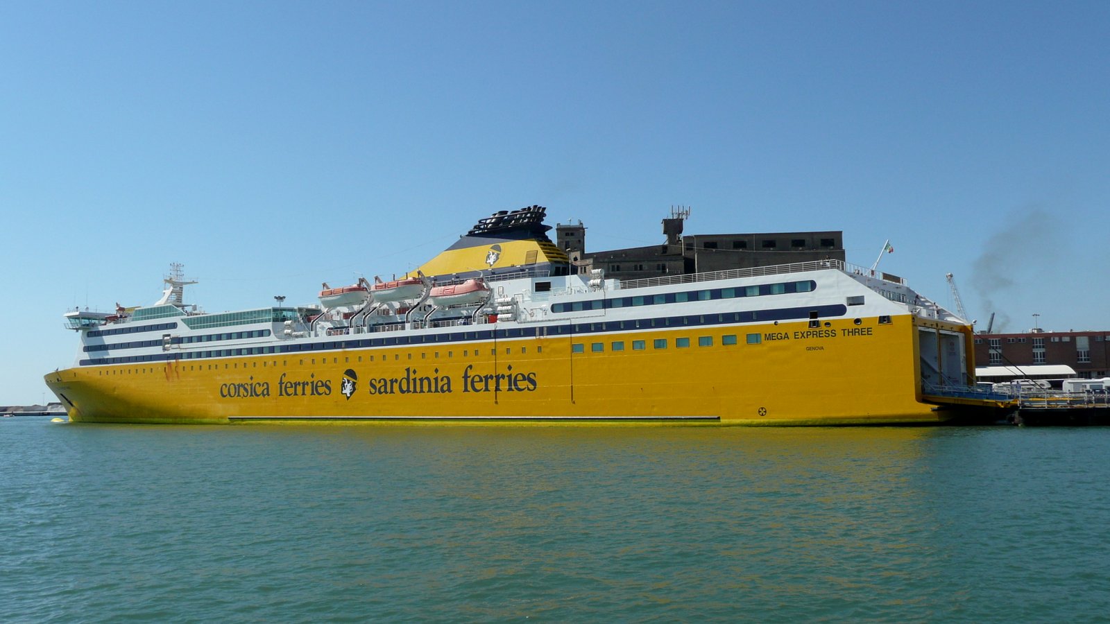 Le Mega Expres Three en partance pour Golfo Aranci, &agrave; Livorno en ao&ucirc;t 2012 ; photo : Romain Roussel