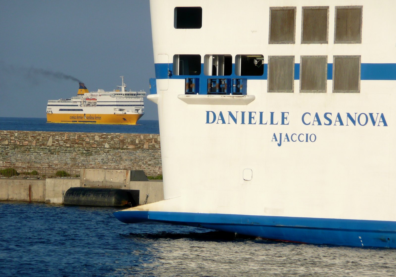 Les ferries Mega Express Four de la Corsica Ferries et Danielle Casanova de la SNCM &agrave; leur arriv&eacute;e &agrave; Bastia, en ao&ucirc;t 2012 ; photo : Romain Roussel