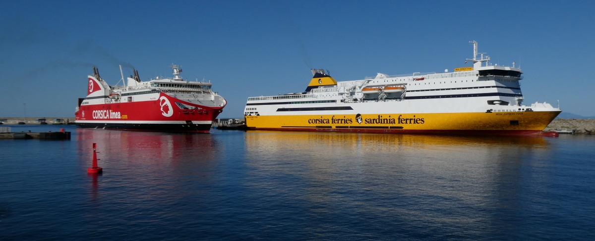 Les Pascal Paoli de la Corsica Linea et Mega Express Four de la Corsica Ferries, &agrave; Bastia, en juillet 2025 ; photo : Romain Roussel