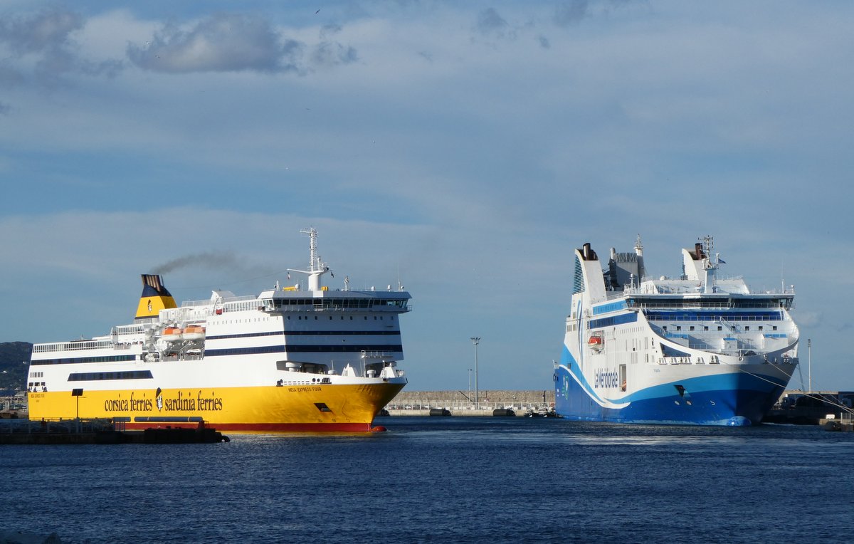 Les Mega Express Four de la Corsica Ferries et Piana de La M&eacute;ridionale, &agrave; Bastia, en avril 2019 ; photo : Romain Roussel.