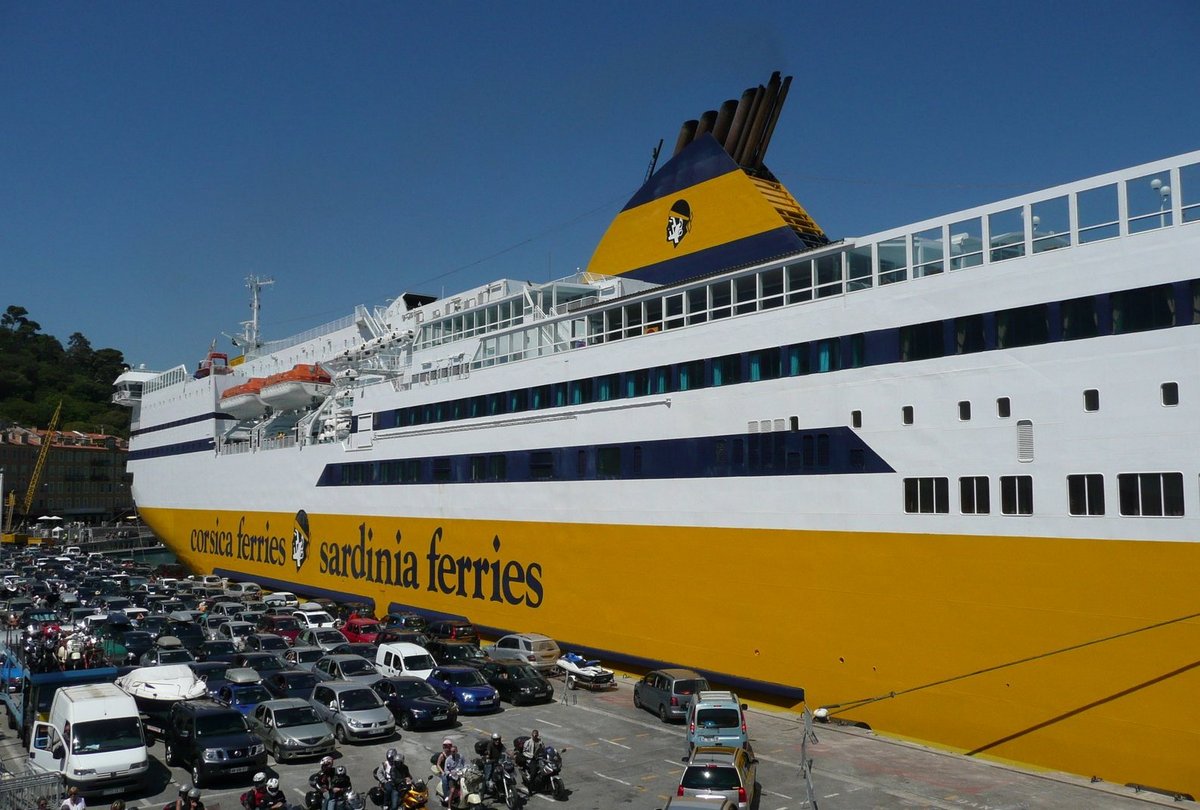 Le d&eacute;barquement du Mega Express Four au port de Nice, en juillet 2010 ; photo : Romain Roussel.