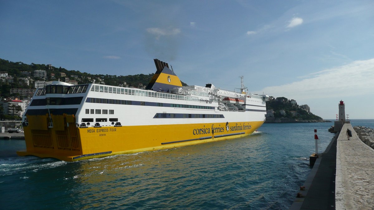 La sortie du port de Nice du Mega Express Four de la Corsica Ferries en octobre 2013 ; photo : Romain Roussel