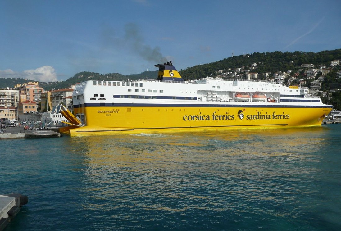 L'accostage &agrave; Nice du Mega Express Five de la Corsica Ferries en octobre 2013 ; photo : Romain Roussel.