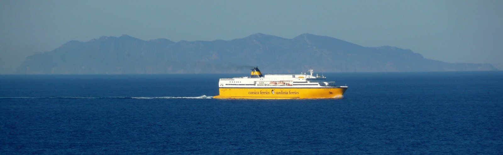 Le Mega Express Five longeant le Cap Corse devant Capra&iuml; en juillet 2014 ; photo : Romain Roussel