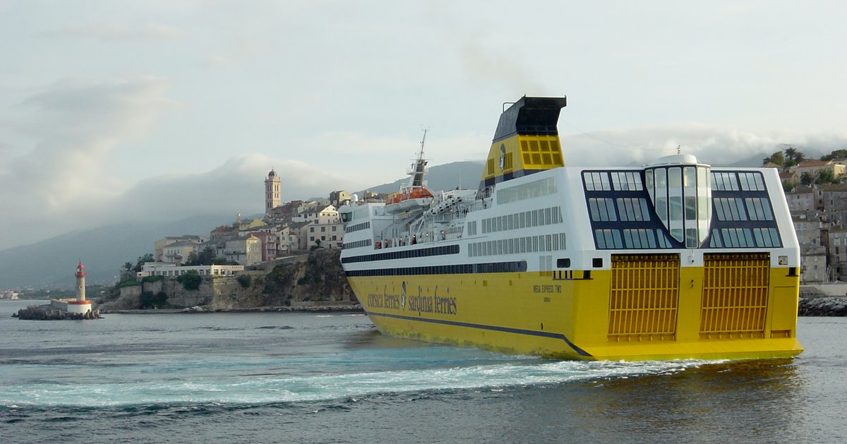 La manoeuvre du Mega Express Two, &agrave; l'arriv&eacute;e &agrave; Bastia en juin 2004