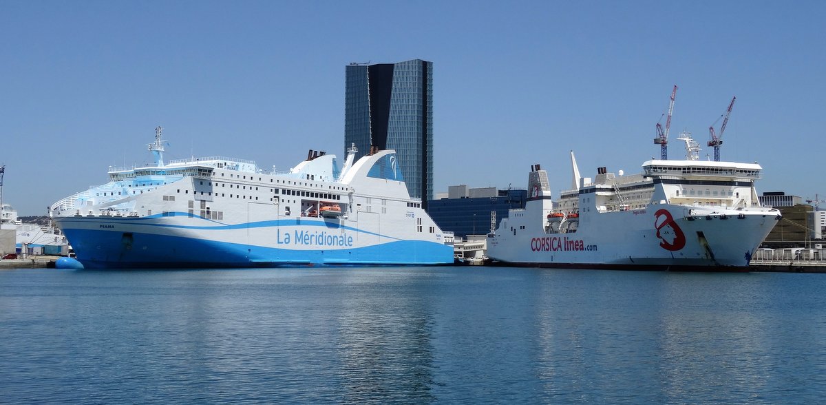 Ici avec le Piana, &agrave; gauche, le Paglia Orba est l'un des deux navires c&eacute;d&eacute;s par Corsica Linea &agrave; la CTC ; photo prise &agrave; Marseille en juillet 2016 par Jean-Pierre Fabre.