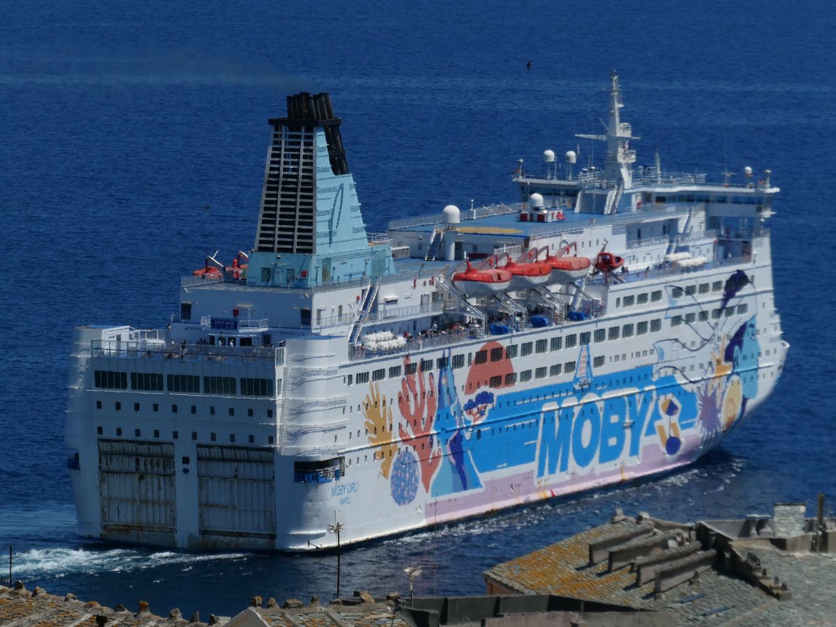 Le d&eacute;part de Bastia du Moby Orli, en juillet 2025, vu des hauteurs de la ville ; photo : Romain Roussel