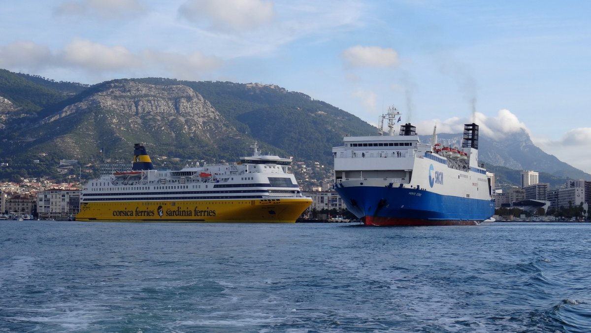 Le Mega Smeralda et le Monte d'Oro &agrave; Toulon, en octobre 2014 ; photo : Jean-Pierre Fabre