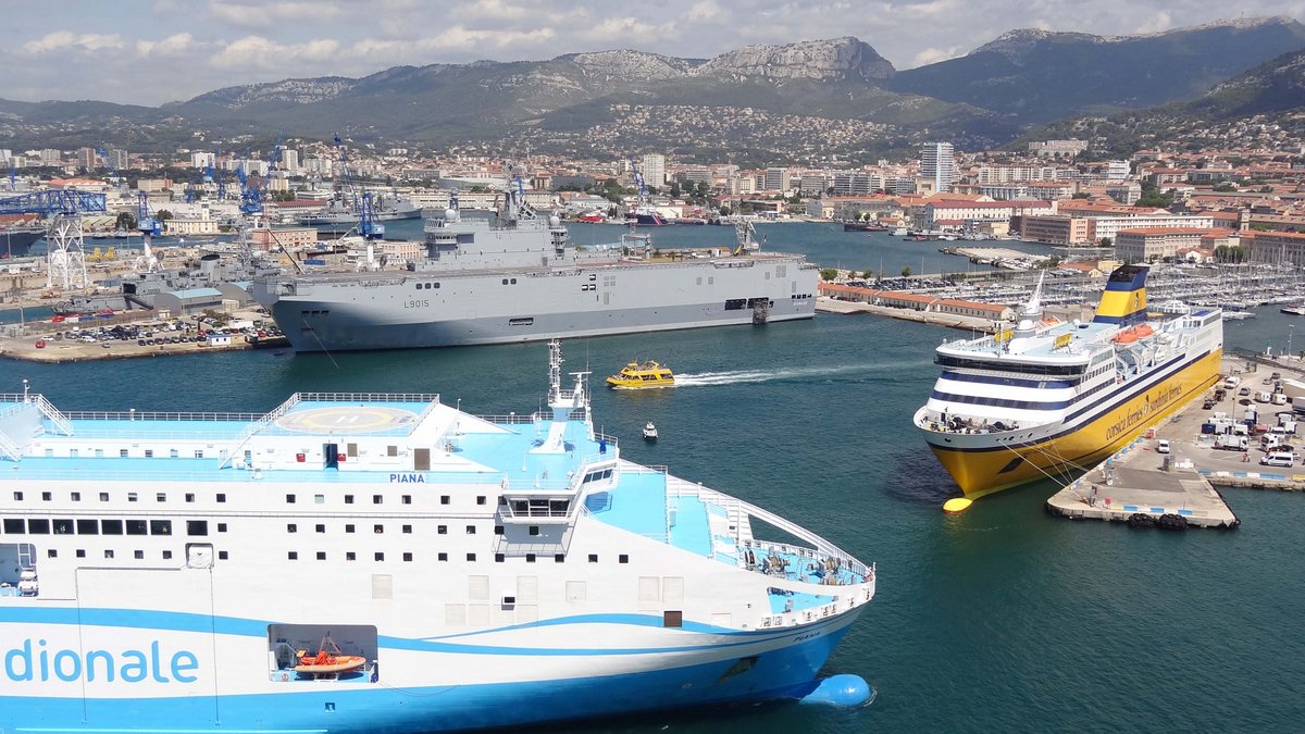 Du fait du blocage du port de Marseille, Toulon a accueilli les navires de La M&eacute;ridionale en sus de ceux de la Corsica Ferries ; ici les Piana et Mega Express Two le 2 juillet 2014 ; photo : Jean-Pierre Fabre.