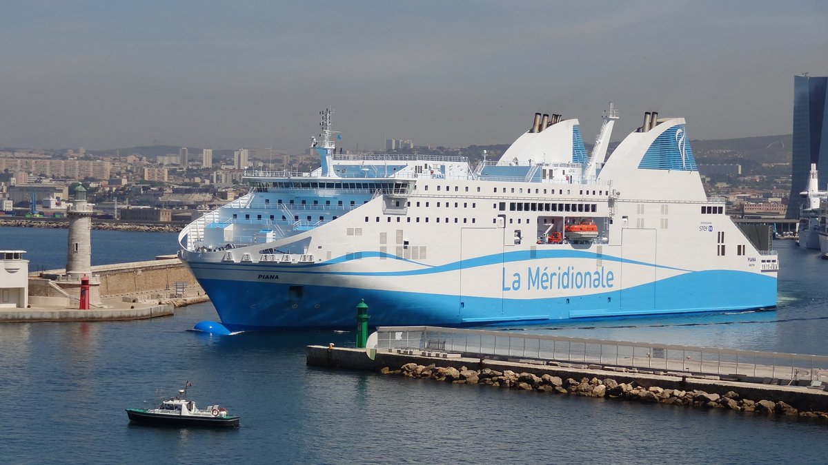 L'appareillage de Marseille du navire amiral de La M&eacute;ridionale, le Piana, en mai 2012 ; photo : Jean-Pierre Fabre.
