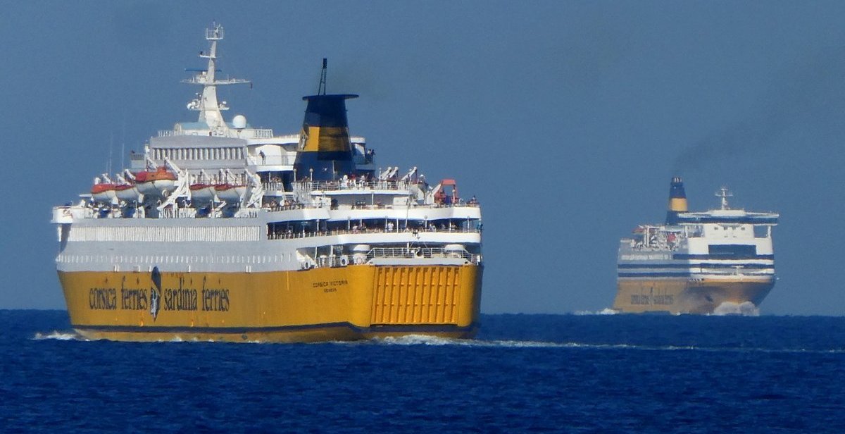 Corsica Victoria et Mega Smeralda au large de Bastia, en ao&ucirc;t 2021 ; photo : Romain Roussel