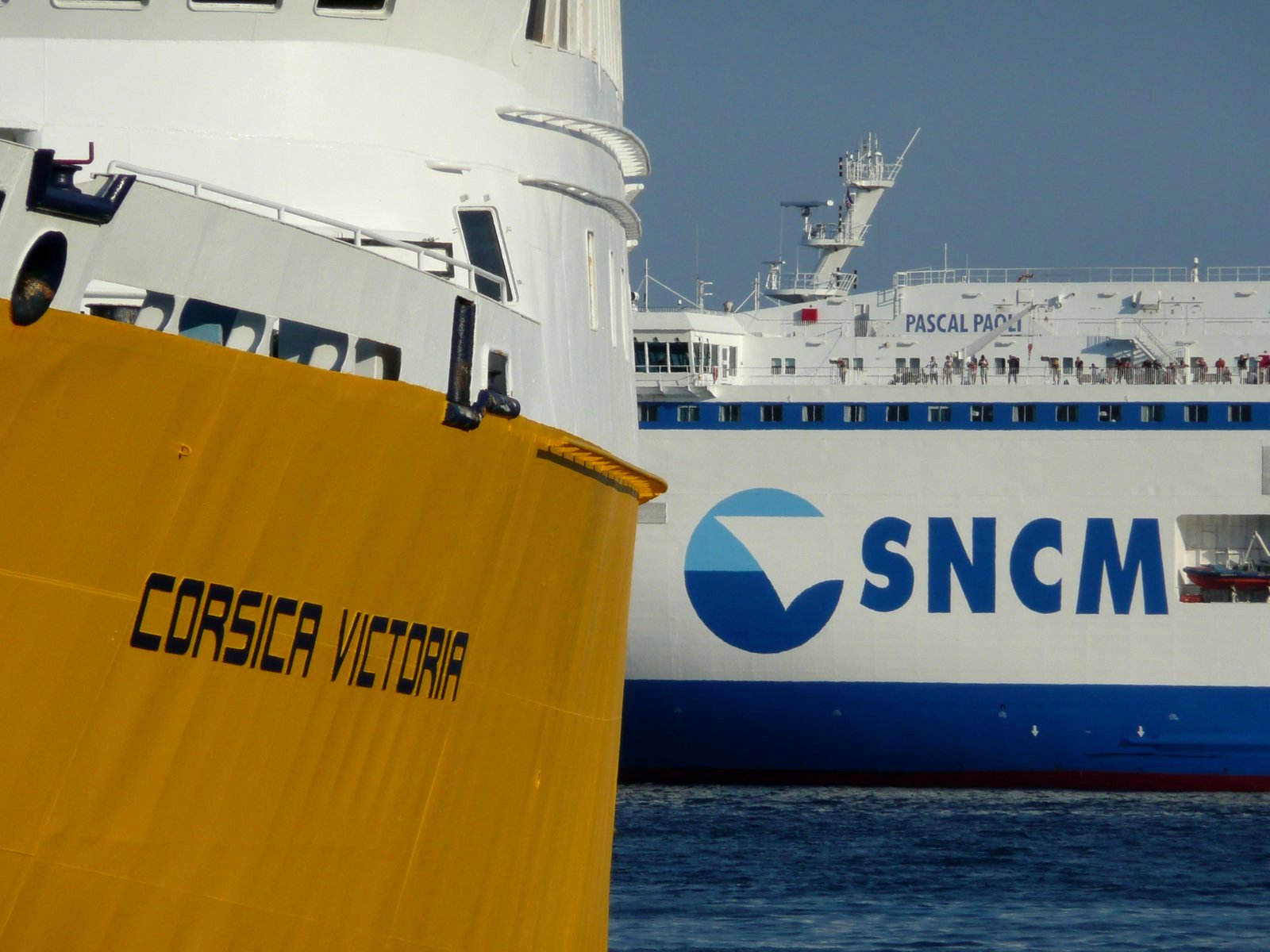D&eacute;tails des Corsica Victoria de la Corsica Ferries et Pascal Paoli de la SNCM, &agrave; Bastia en ao&ucirc;t 2012 ; photo : Romain Roussel.