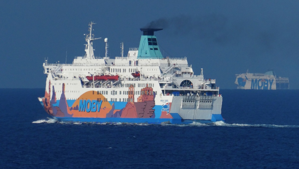 Le Moby zaz&agrave; en mer entre Bastia et Livorno en ao&ucirc;t 2024 avec, en arri&egrave;re plan, le Moby Legacy ; photo : Romain Roussel