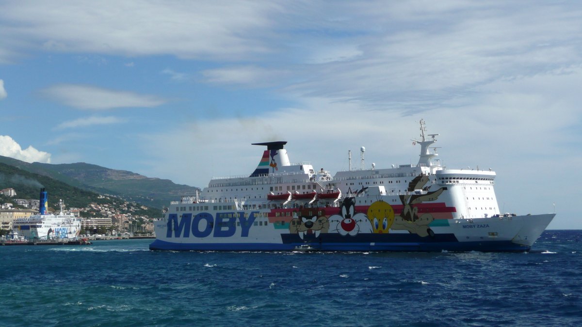 D&eacute;part des Moby Zaz&agrave; et Moby Corse de Bastia, en juillet 2016 ; photo : Romain Roussel.
