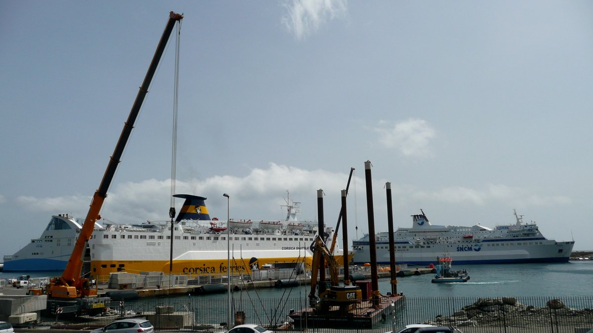 Le chantier d'am&eacute;nagement du m&ocirc;le Sud de Bastia, en avril 2013, avec de gauche &agrave; droite le Piana, le Corsica Marina Seconda et le Corse ; photo : Romain Roussel