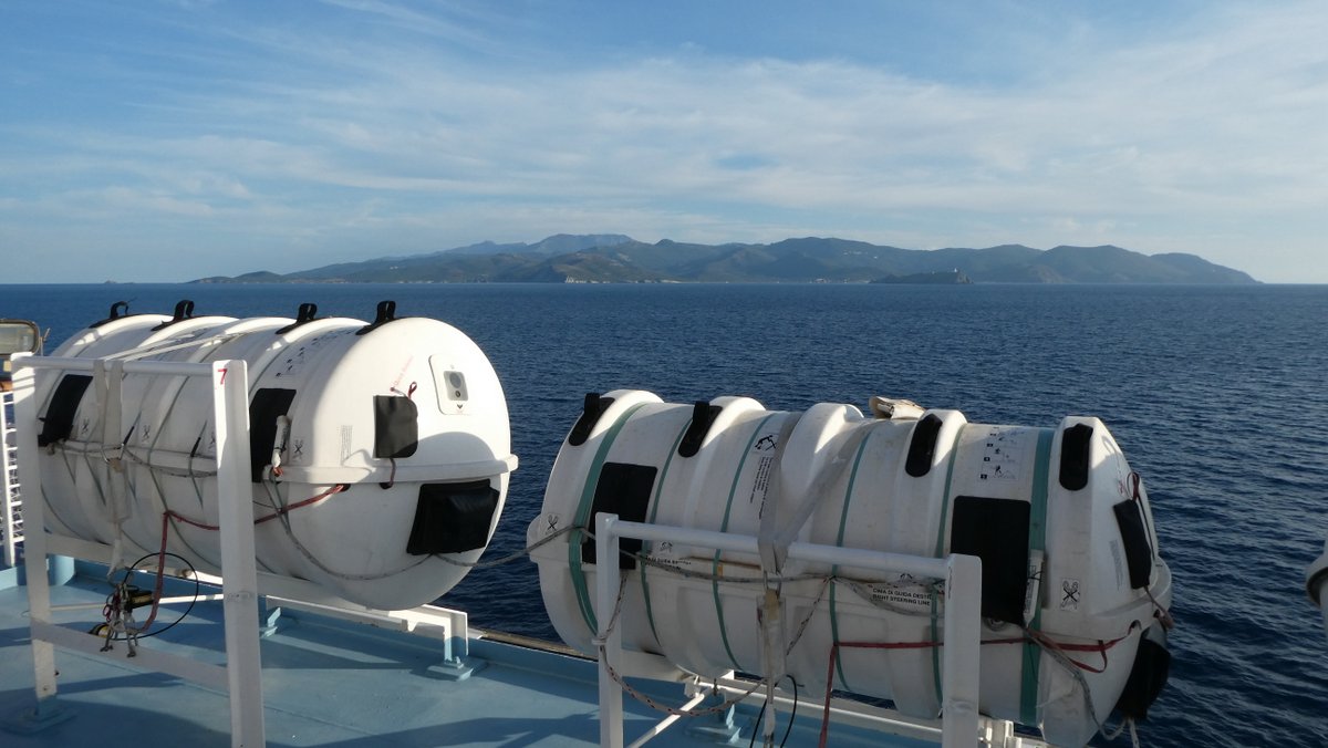 L'arriv&eacute;e au Cap Corse avec au premier plan les installations de sauvetage du Pascal Lota