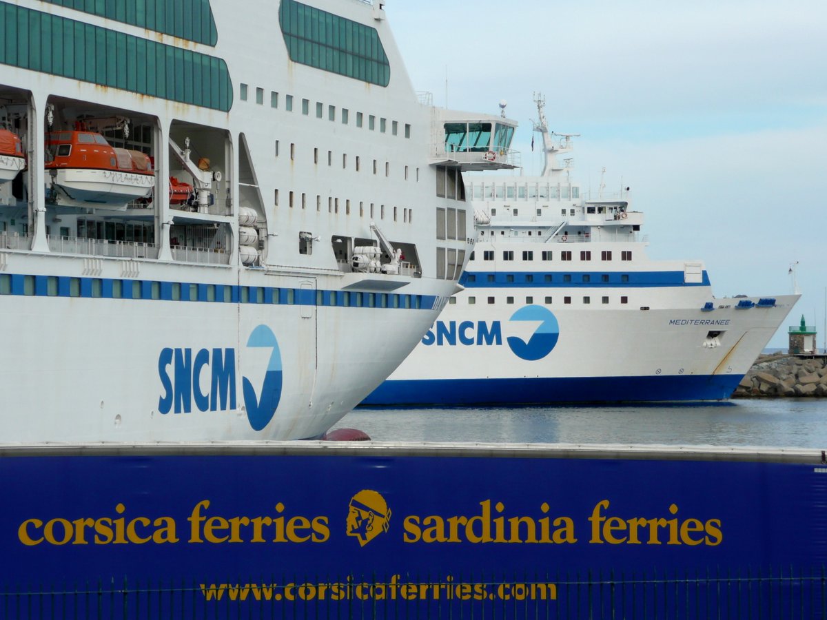 Un camion de le filiale fret EGM de la Corsica Ferries &agrave; Bastia, en mai 2014, devant deux navires de la SNCM (Danielle Casanova et M&eacute;diterran&eacute;e) ; photo : Romain Roussel.