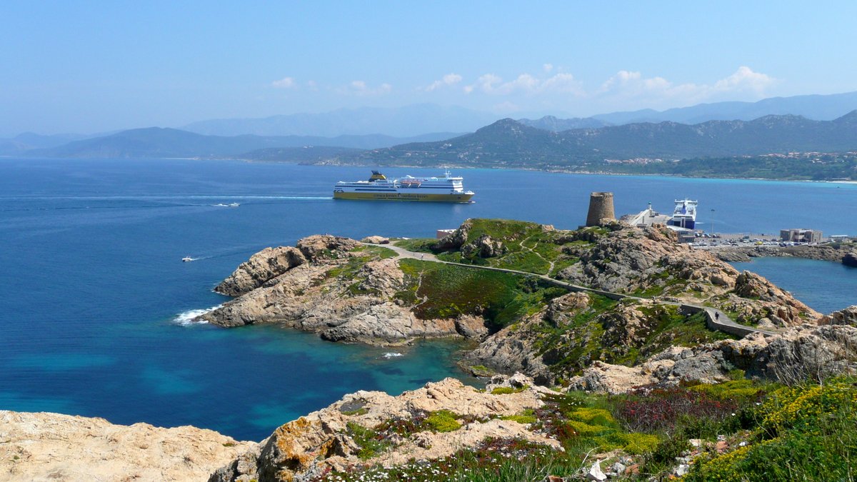 Vue g&eacute;n&eacute;rale du port de l'Ile Rousse en avril 2010, avec l'arriv&eacute;e du Mega Express Four de la Corsica Ferries et, &agrave; quai, le NGV Liamone II, alors affr&eacute;t&eacute; par la SNCM ; photo : Romain Roussel.