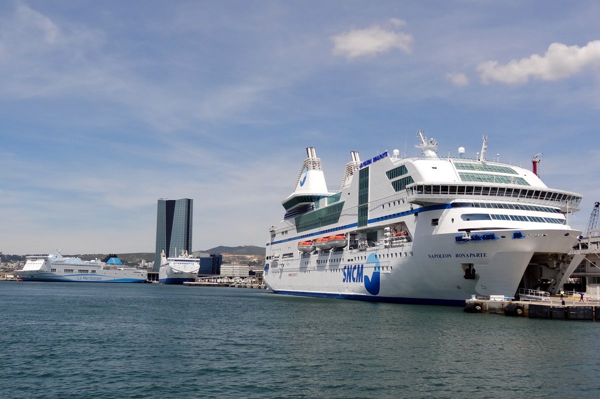 De gauche &agrave; droite , les cargos mixtes Girolata (La M&eacute;ridionale) et Pascal Paoli (SNCM) et le ferry Napol&eacute;on Bonaparte &agrave; quai &agrave; Marseille en juin 2011 ; photo : Jean-Pierre Fabre.