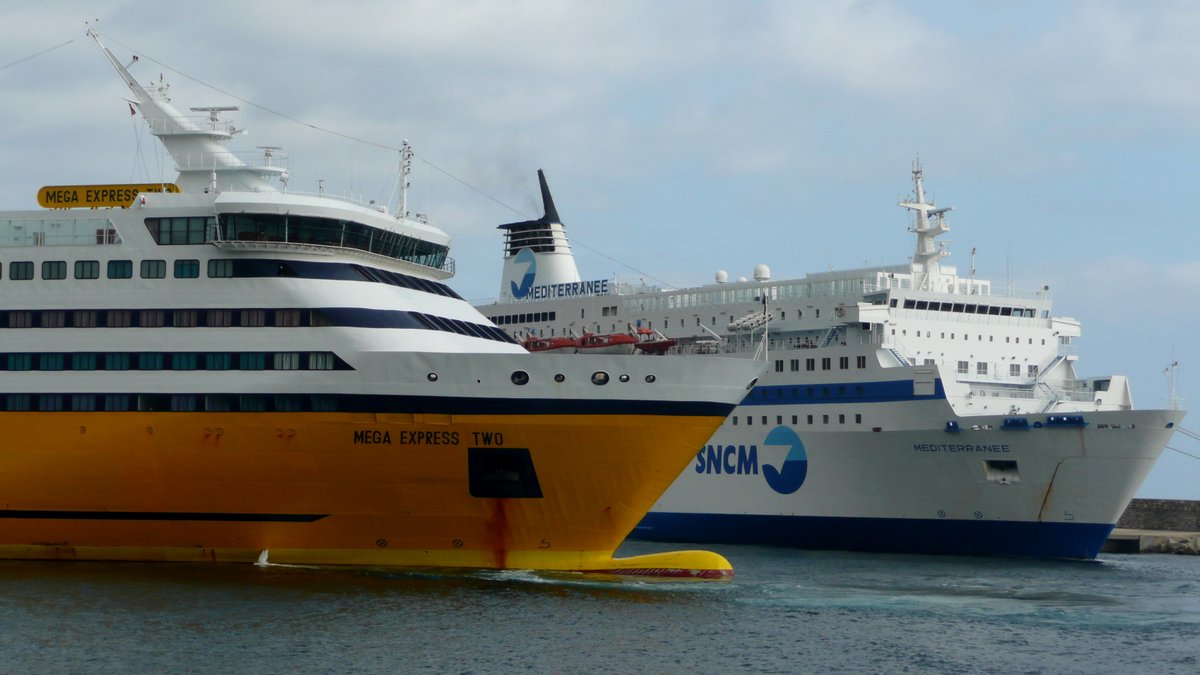 Le Mega Express Two de la Corsica Ferries et le M&eacute;diterran&eacute;e de la SNCM &agrave; quai, &agrave; Bastia, en octobre 2013 ; photo : Romain Roussel.