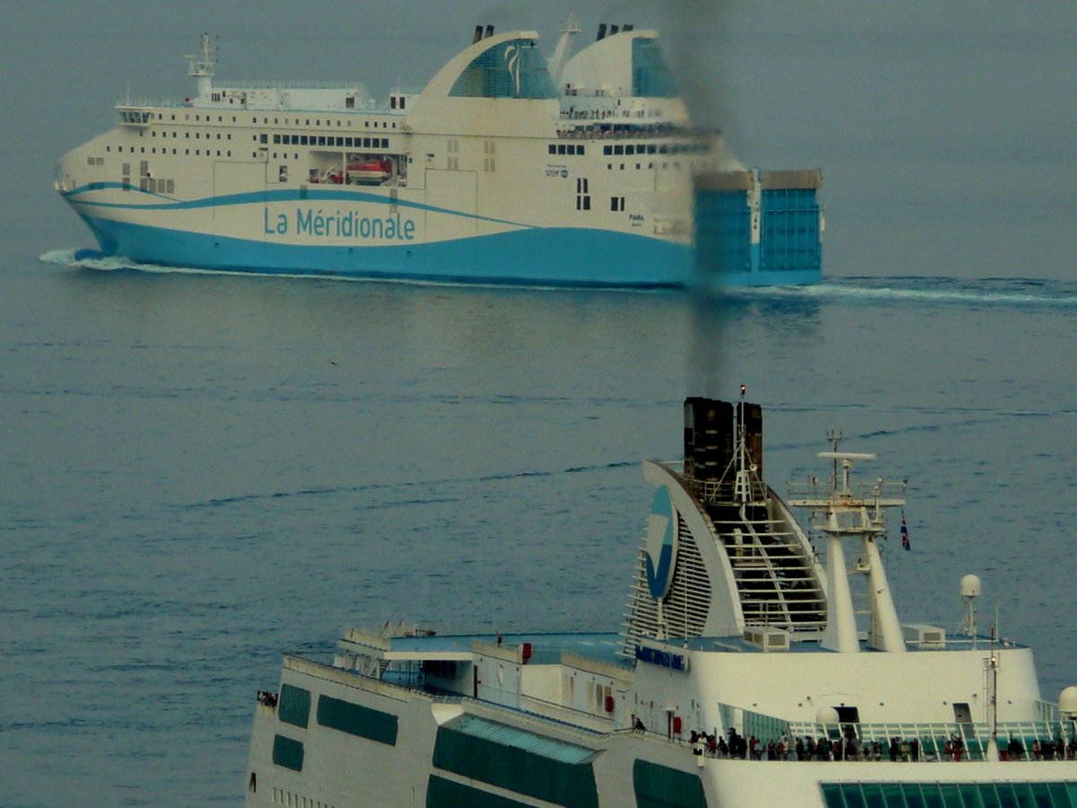 Le Piana croise le Danielle Casanova &agrave; l'entr&eacute;e du port de Bastia, en ao&ucirc;t 2013 ; photo : Romain Roussel