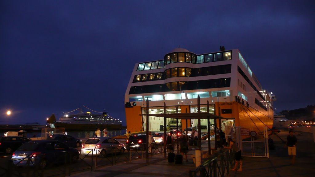 Le port de Bastia, un soir d'ao&ucirc;t 2010 : de gauche &agrave; droite, les Sardinia Regina et Mega Express Four (Corsica Ferries) et l'avant du Napol&eacute;on Bonaparte (SNCM)