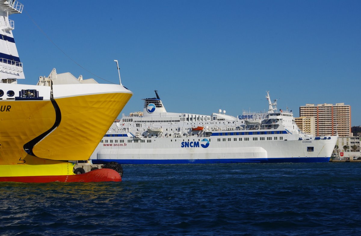 Les ferries Mega Express Four (Corsica Ferries) et Corse (SNCM) dans le port de Toulon en f&eacute;vrier 2012 ; photo : Alain Lepigeon.