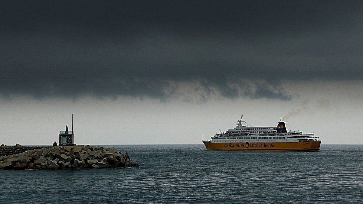 Le d&eacute;part du port de Bastia du Corsica Victoria, par temps couvert, en avril 2011.