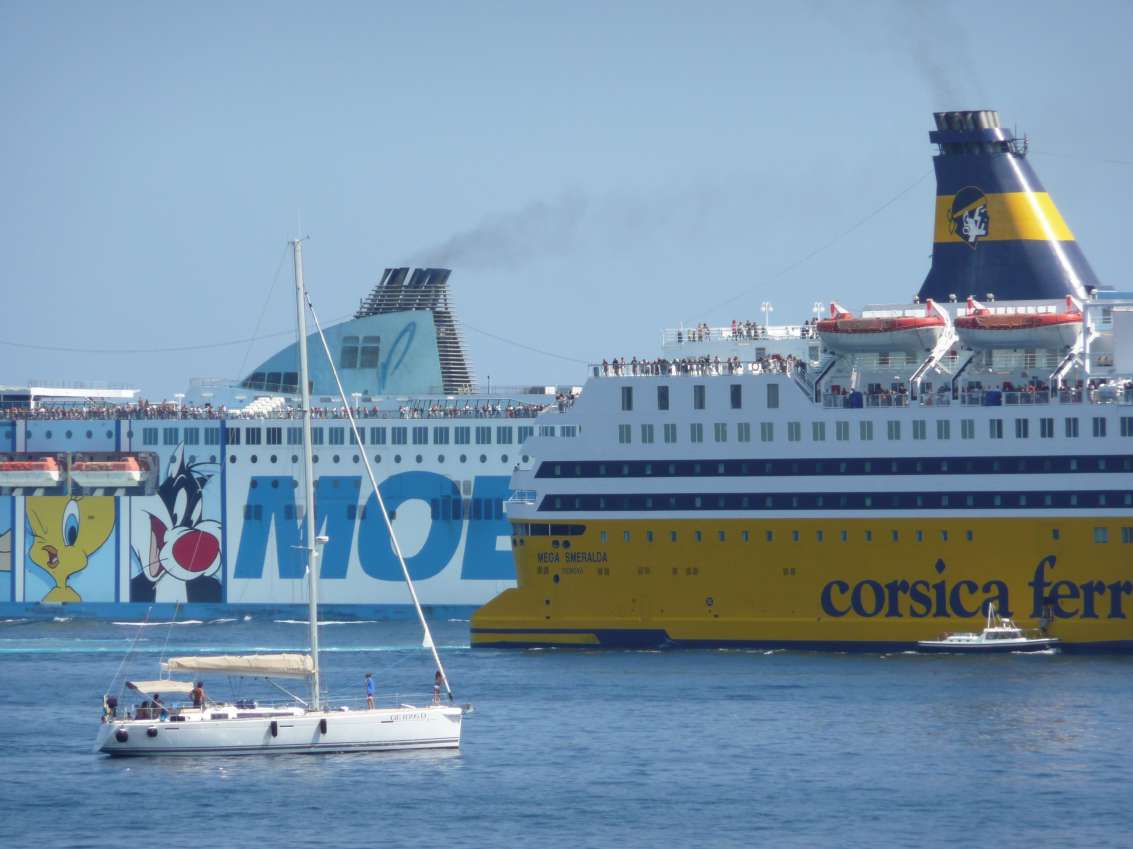 Croisement du Mega Smeralda et du Moby Wonder un jour de pointe d'&eacute;t&eacute;, &agrave; Bastia
